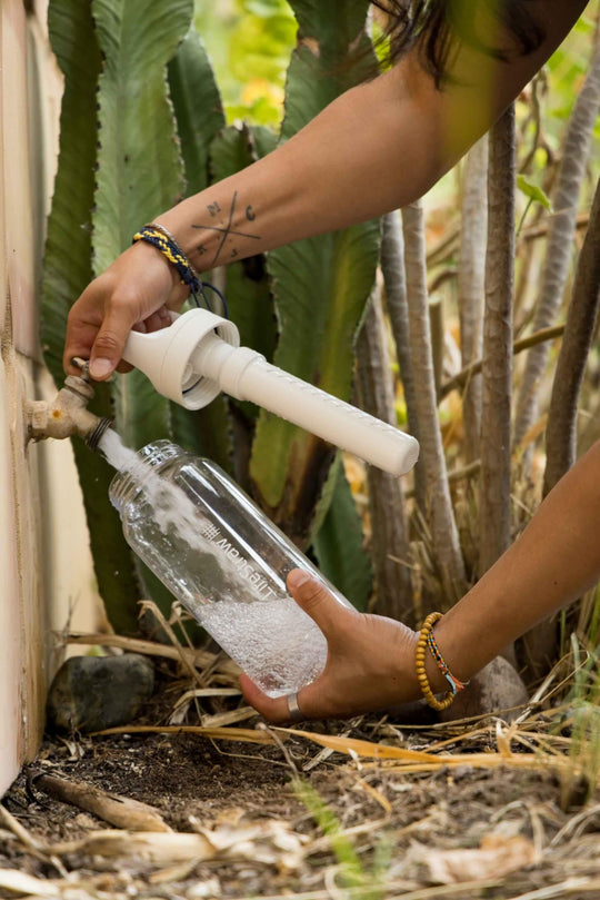 LifeStraw Go Series – BPA-Free Water Filter Bottle for Travel and Everyday use removes Bacteria, parasites and microplastics, Improves Taste