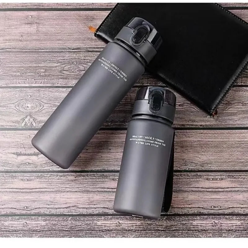Gourde de sport étanche de haute qualité, idéale pour la randonnée et les voyages. Portable et facile à transporter. Mes gourdes préférées : 400 ml/560 ml.